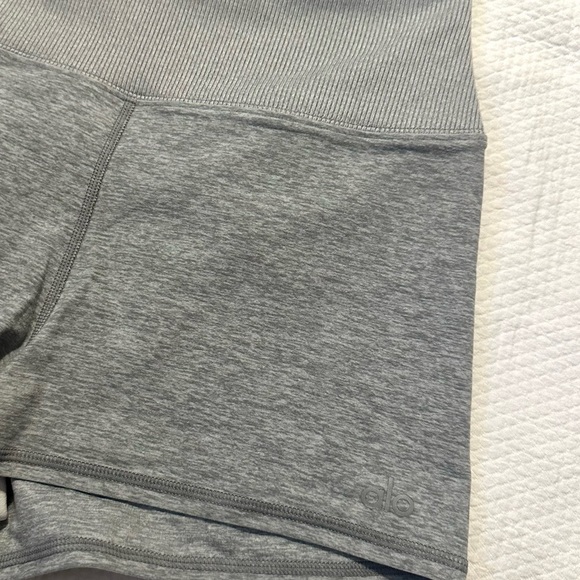 Alo Yoga Alosoft Aura Shorts 2” - Silver/Grey Medium - Picture 5 of 6